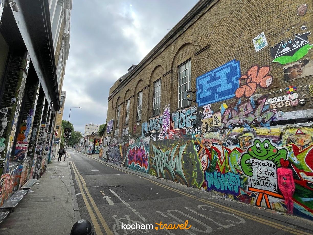 Kolorowe graffiti i sztuka uliczna na budynkach w Brick Lane, Londyn