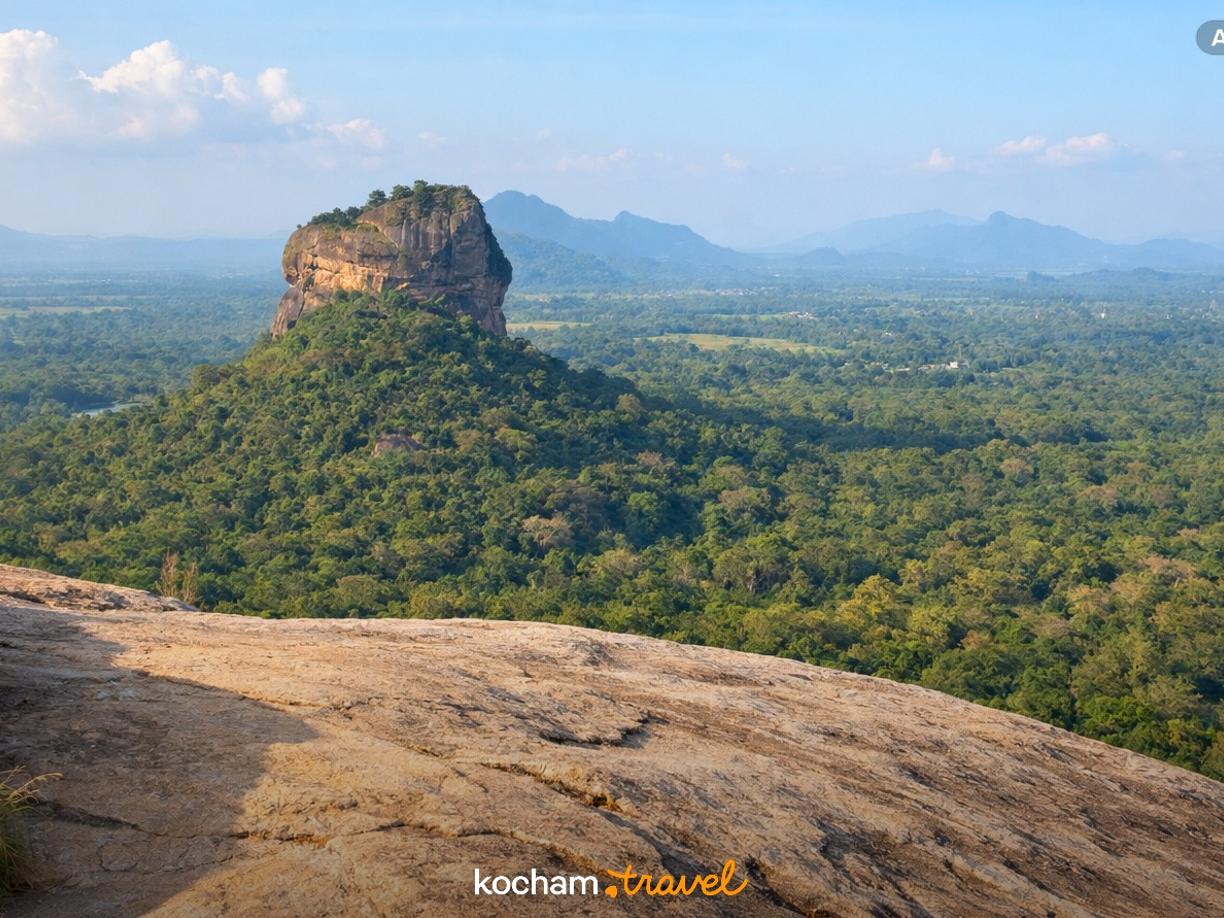 Ilustracja do tematu: Sri Lanka. Pidurangala jako tania alternatywa w Sigiriyi. Aktualne ceny biletów wstępu w rupiach i złotówkach.