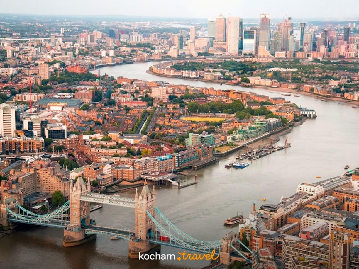 Panoramiczny widok Londynu z Mostem Tower Bridge i Tamizą.