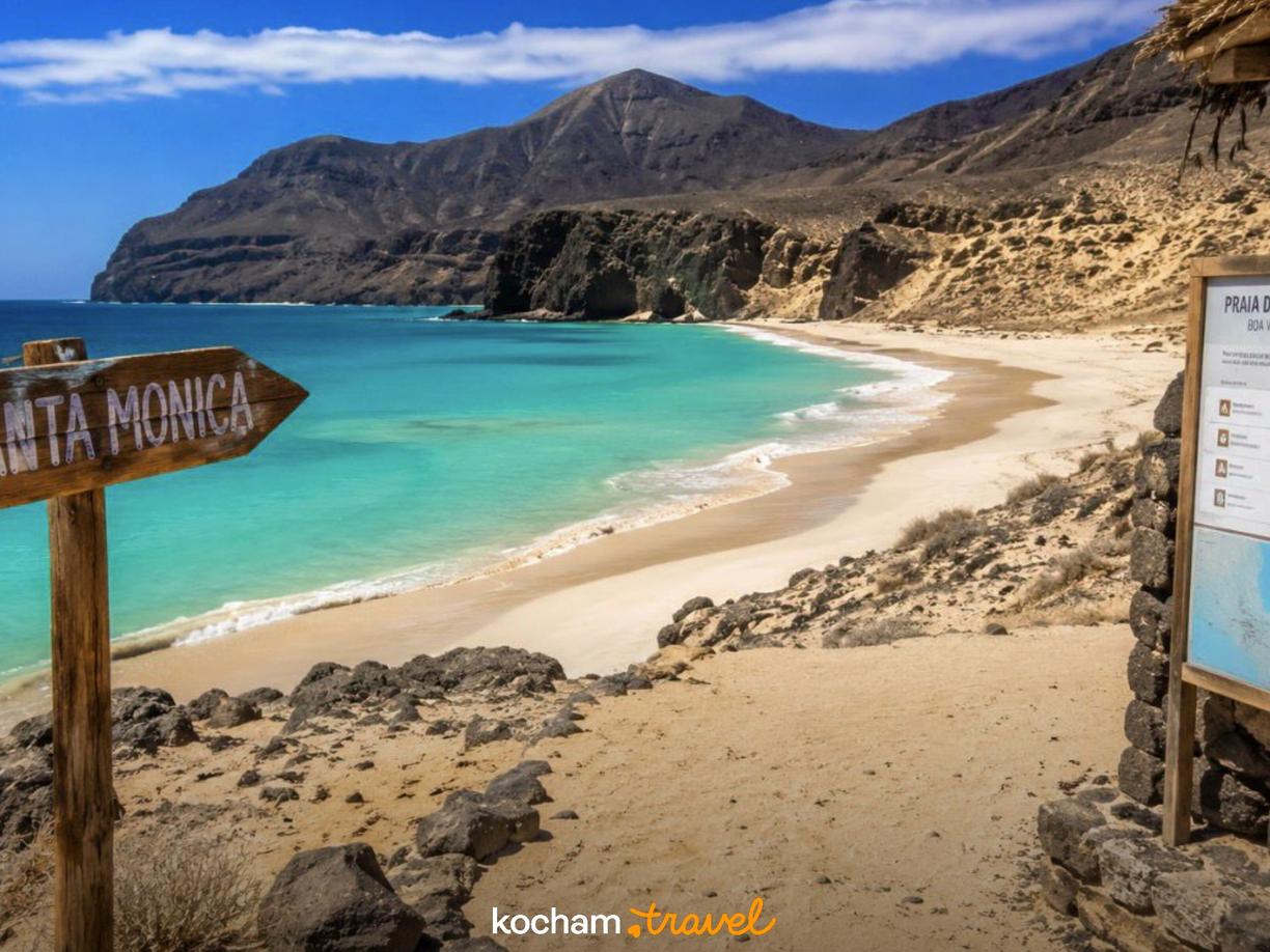 Malownicza plaża Santa Monica, Boa Vista, Cabo Verde, turkusowe morze i góry.