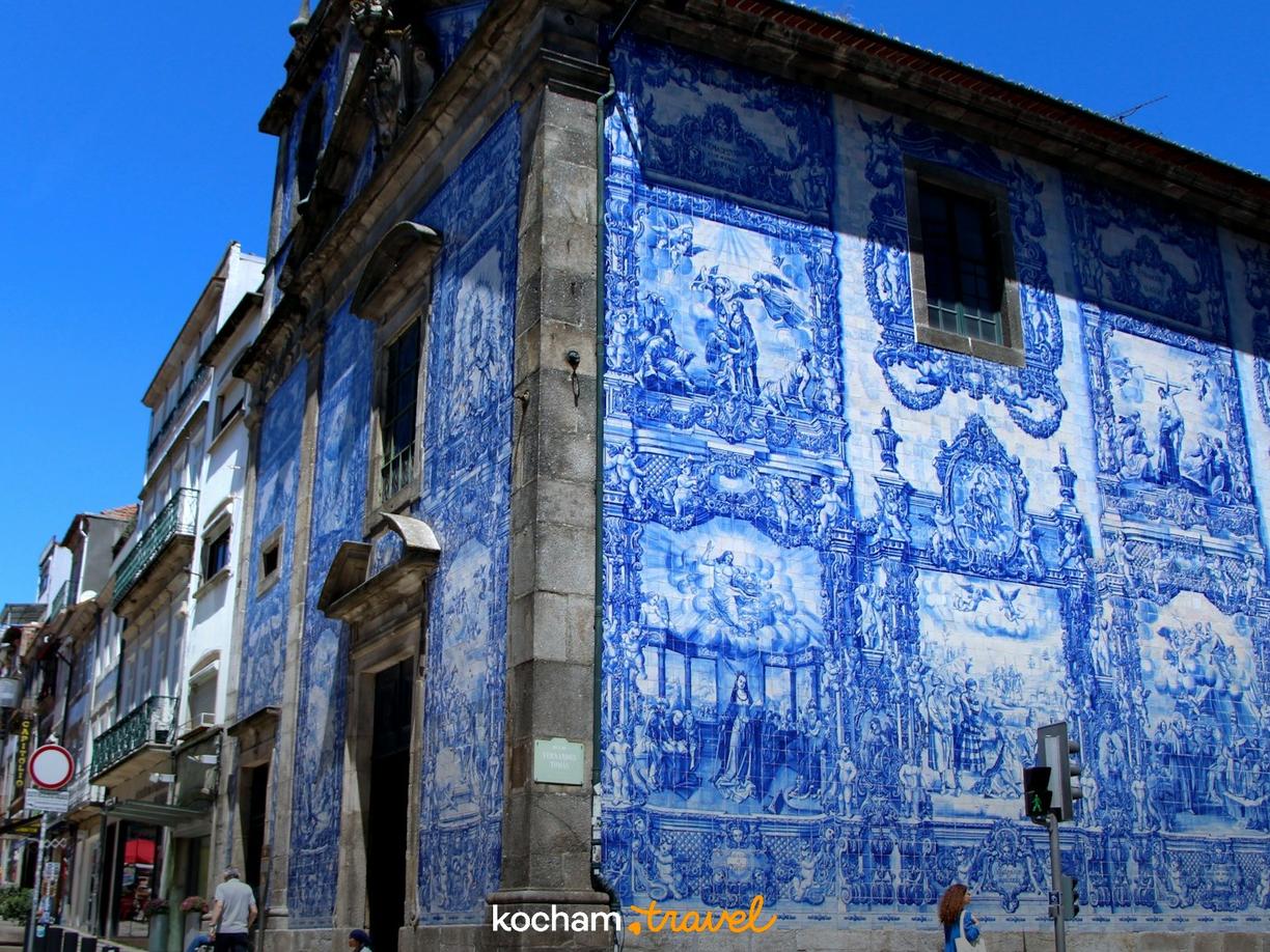 Słynne niebieskie azulejos na fasadzie zabytkowego kościoła w Porto.