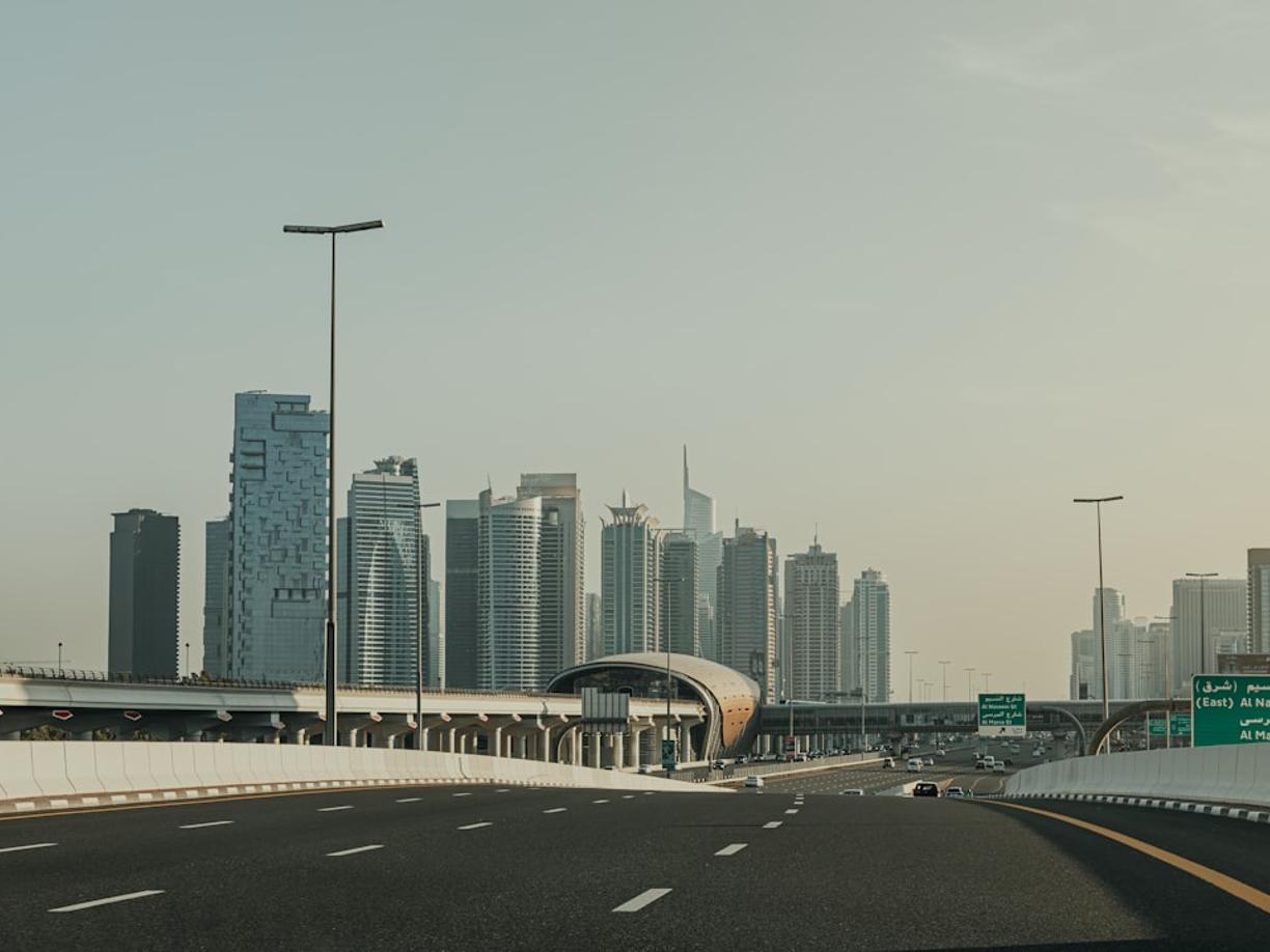 Jak dojechać z Dubaju do Fudżajry? Wynajem samochodu i transport publiczny
