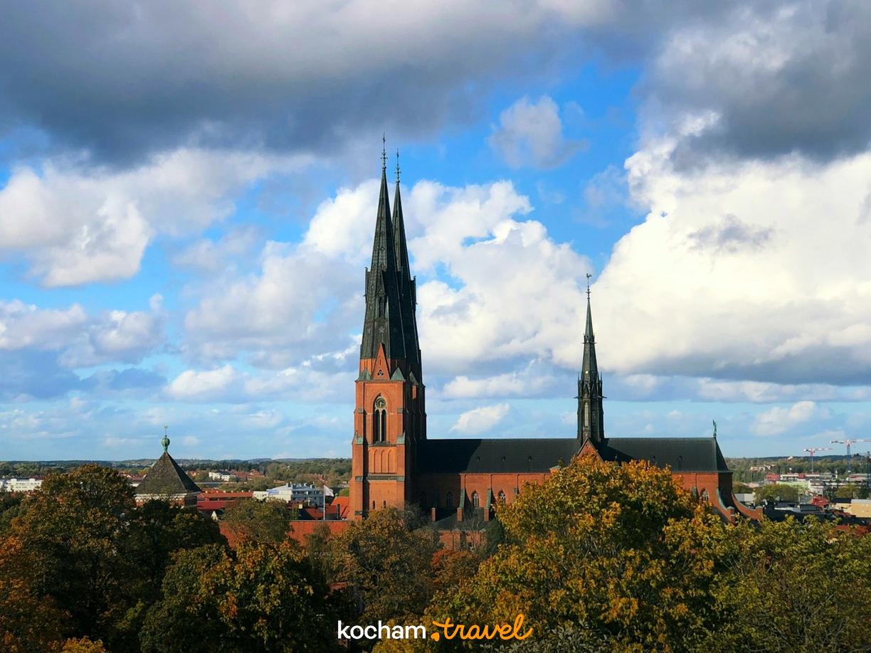 Katedra w Uppsali, Szwecja, jesienią na tle błękitnego nieba.