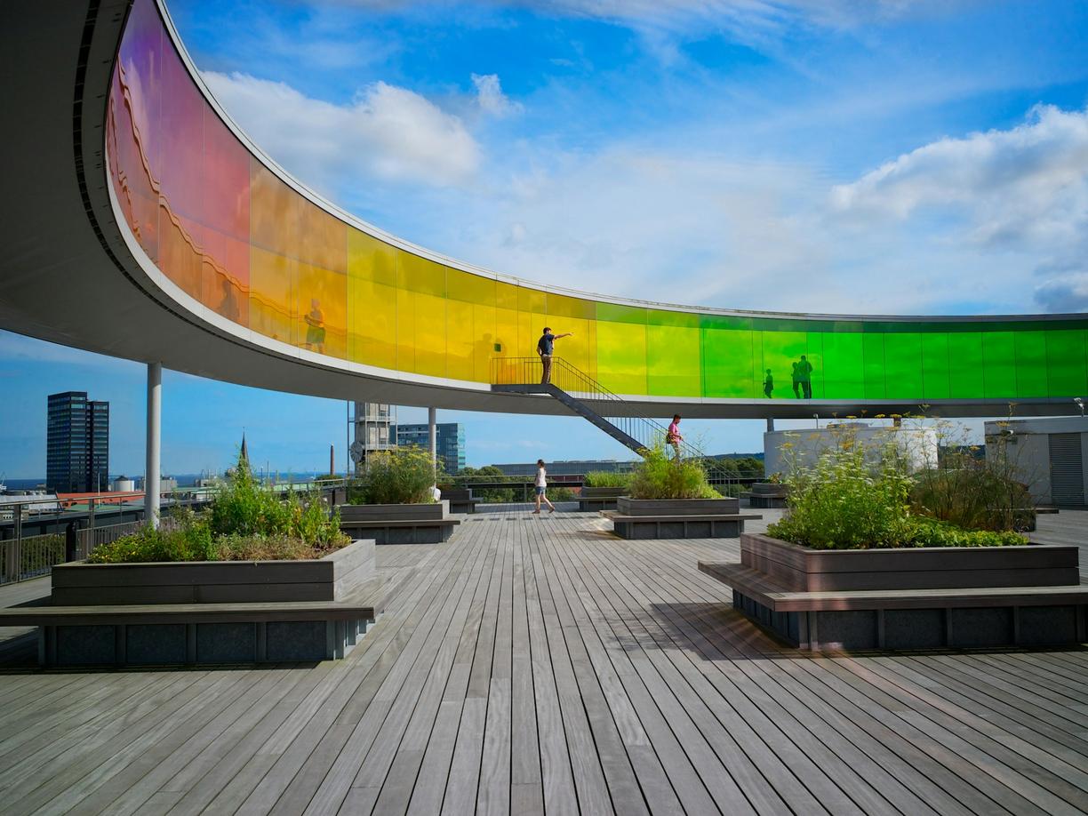 Tęczowa Panorama Olafur Eliasson na dachu muzeum ARoS w Aarhus.
