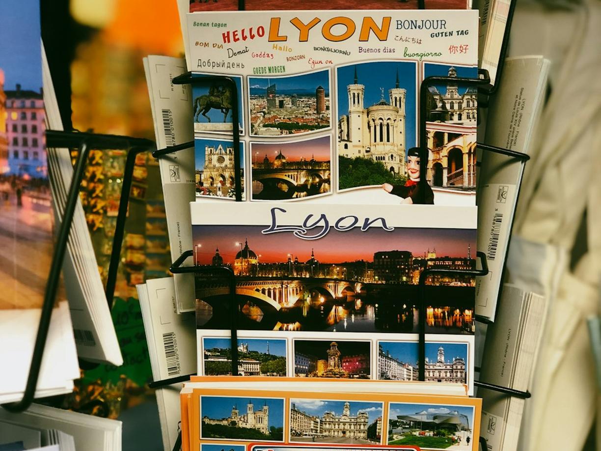 Ceny w Lyonie 2025/26: Ile kosztuje obiad w 'bouchon', bilet na metro i wino?