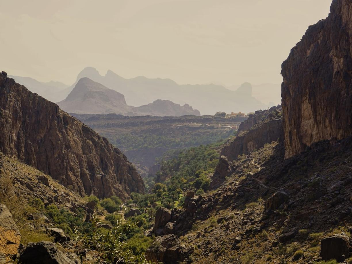 Trekking w górach Hajar: Jak zorganizować wycieczkę z Nizwy?