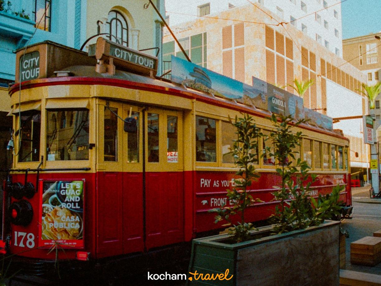 Historyczny czerwono-żółty tramwaj turystyczny w Christchurch.