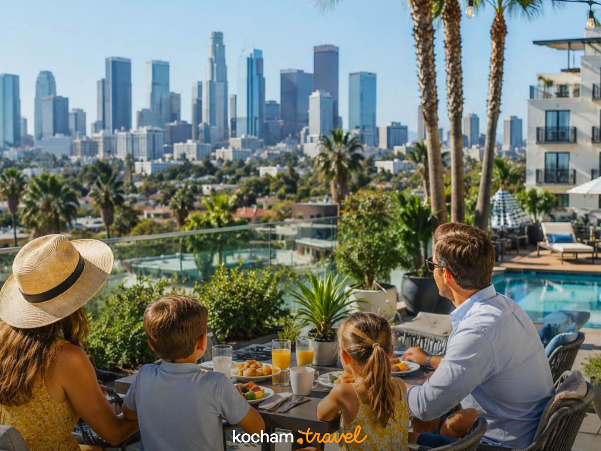 Rodzinne śniadanie na tarasie hotelu z widokiem na Los Angeles.