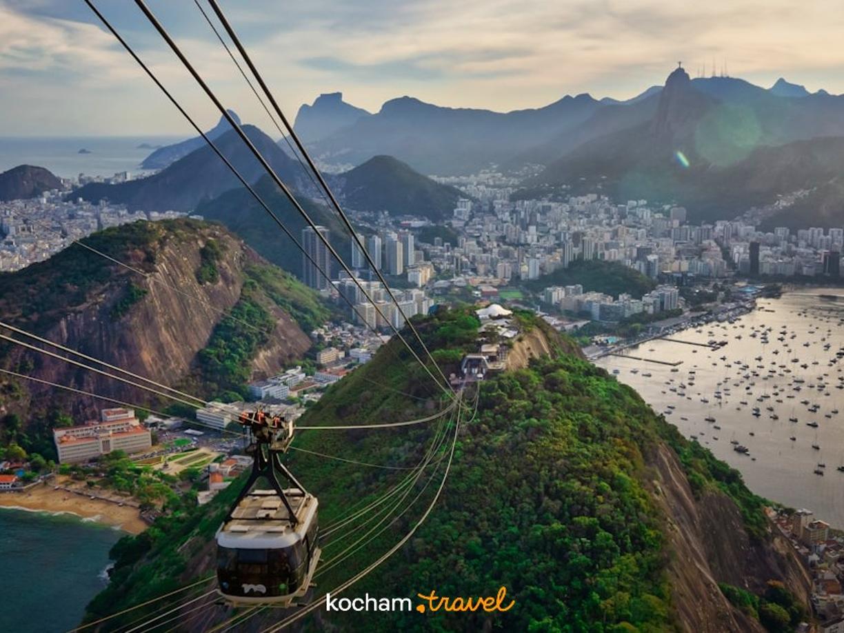 Rio de Janeiro, kolejka linowa, panoramiczny widok miasta, plaż i Chrystusa Odkupiciela.