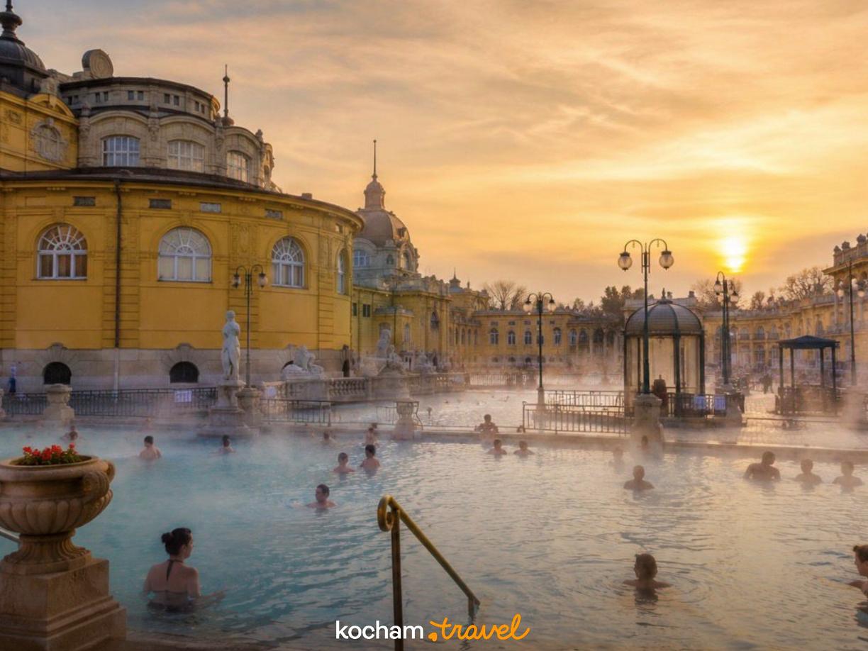 Parujące baseny termalne Széchenyi w Budapeszcie, piękny zachód słońca.
