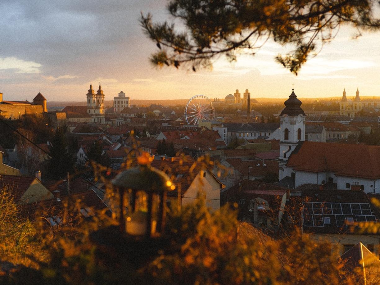 Widok na miasto Eger z zamkiem