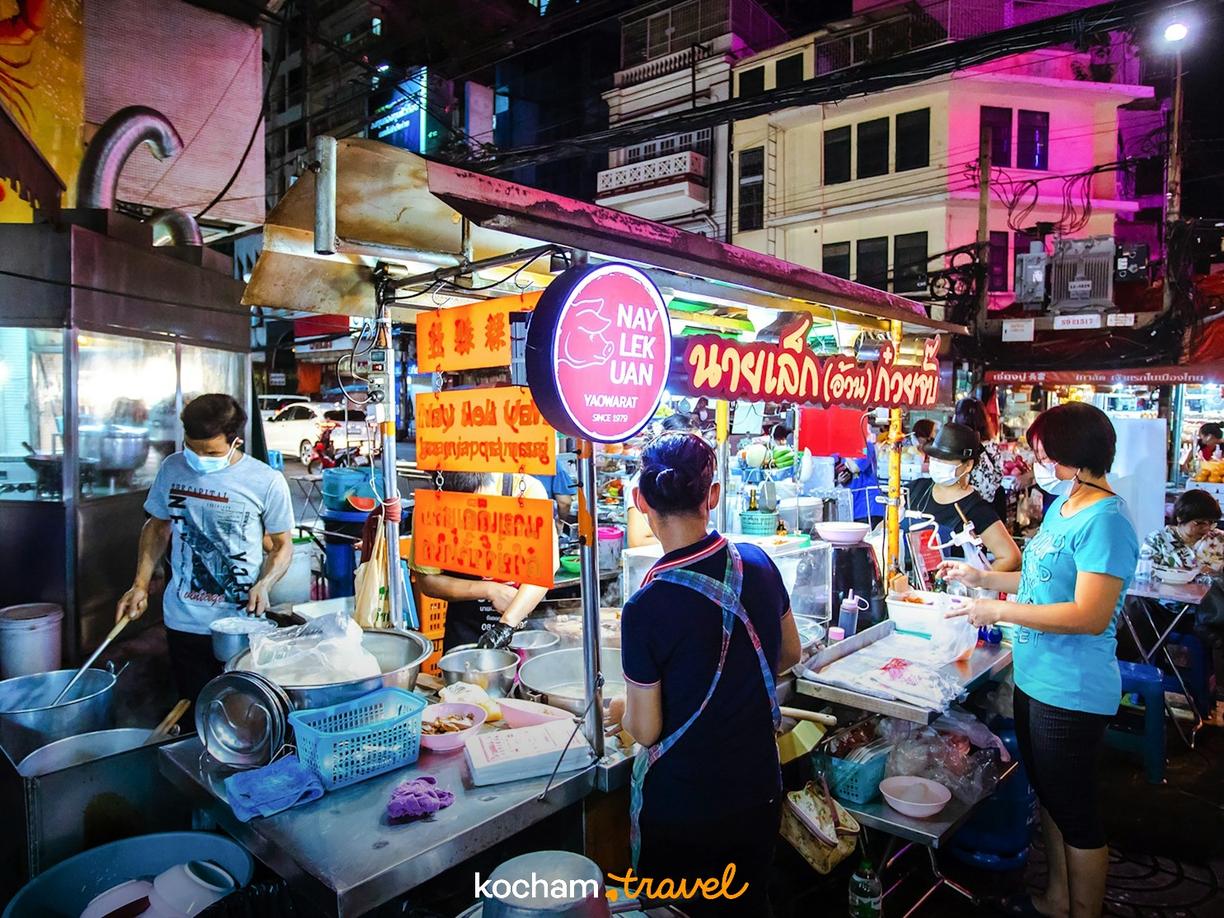 Tajlandia. Street food w Bangkoku, którego nie znajdziesz w przewodnikach. Gdzie jedzą miejscowi?