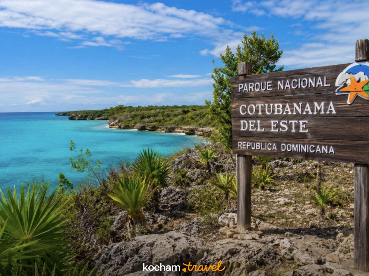 Tablica Parku Narodowego Cotubanamá del Este, Dominikana, turkusowy ocean.