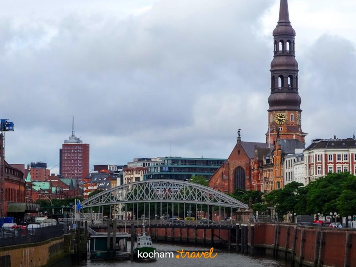 Hamburg: Kościół św. Katarzyny, kanał, mosty, architektura, zachmurzone niebo.