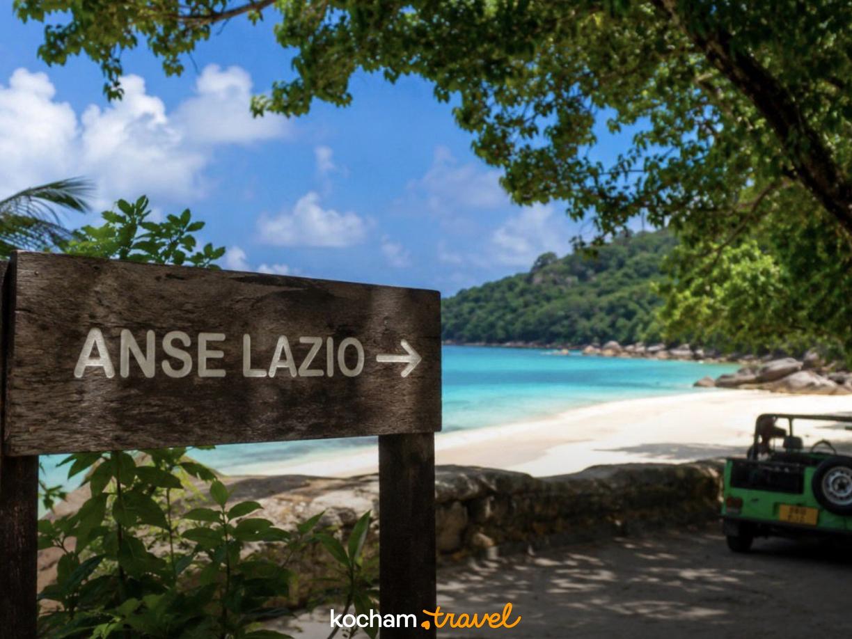 Drogowskaz na tropikalną plażę Anse Lazio na Seszelach.