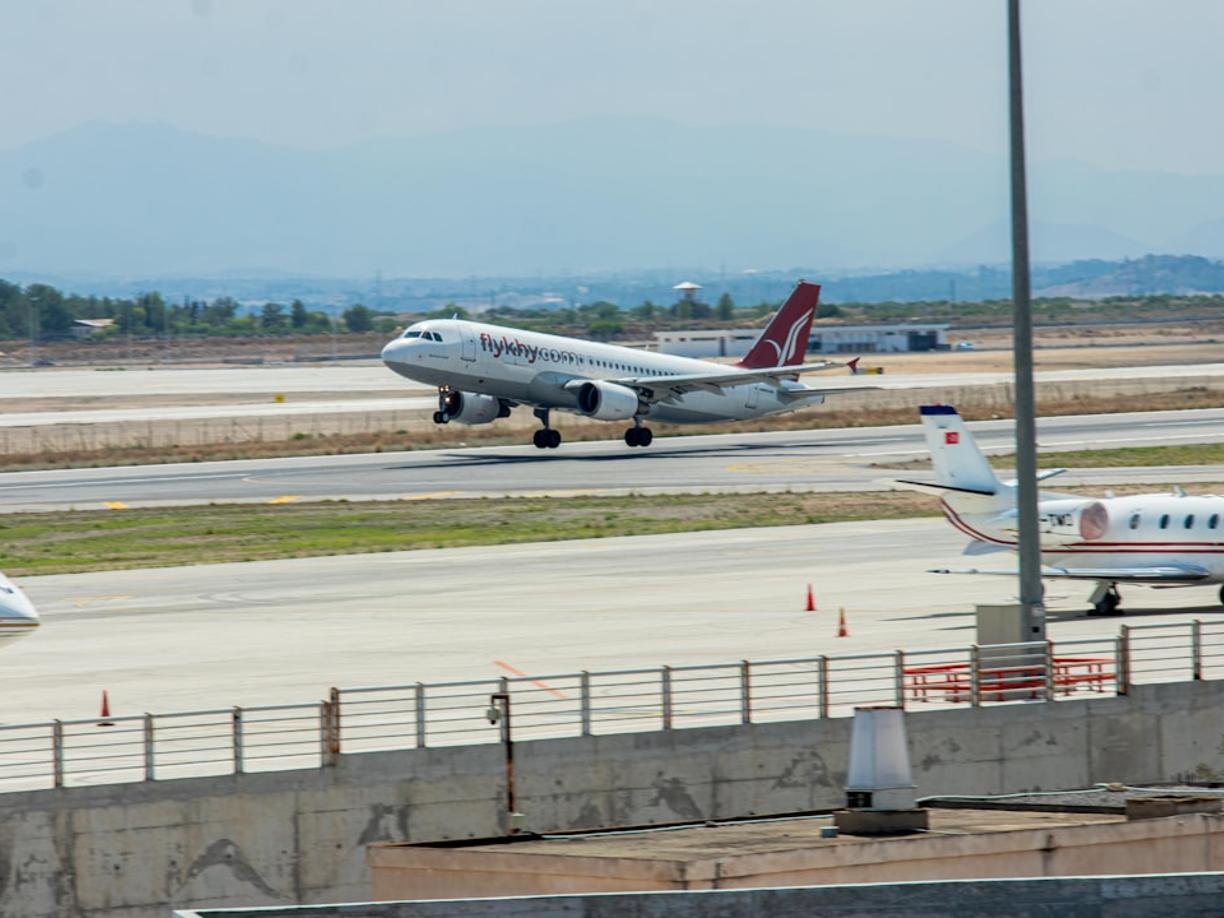 Jak dojechać z lotniska w Antalyi do Kemer? Porównanie opcji transferu