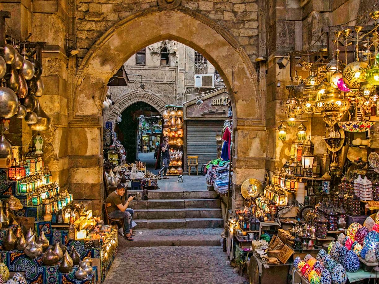 Orientalny bazar z kolorowymi lampami i rękodziełem w Kairze.