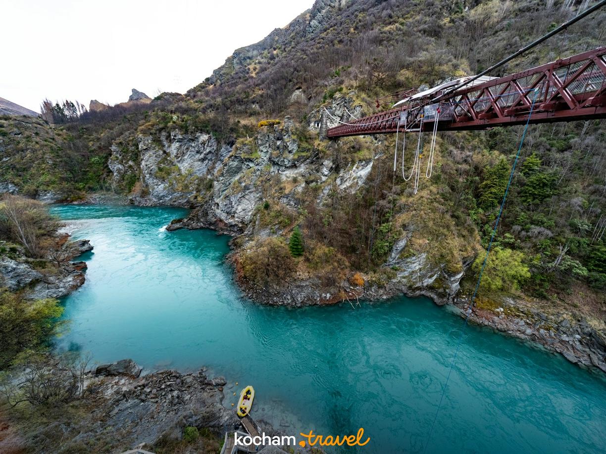 Turkusowa rzeka Kawarau, most do skoków bungee w skalnym wąwozie.