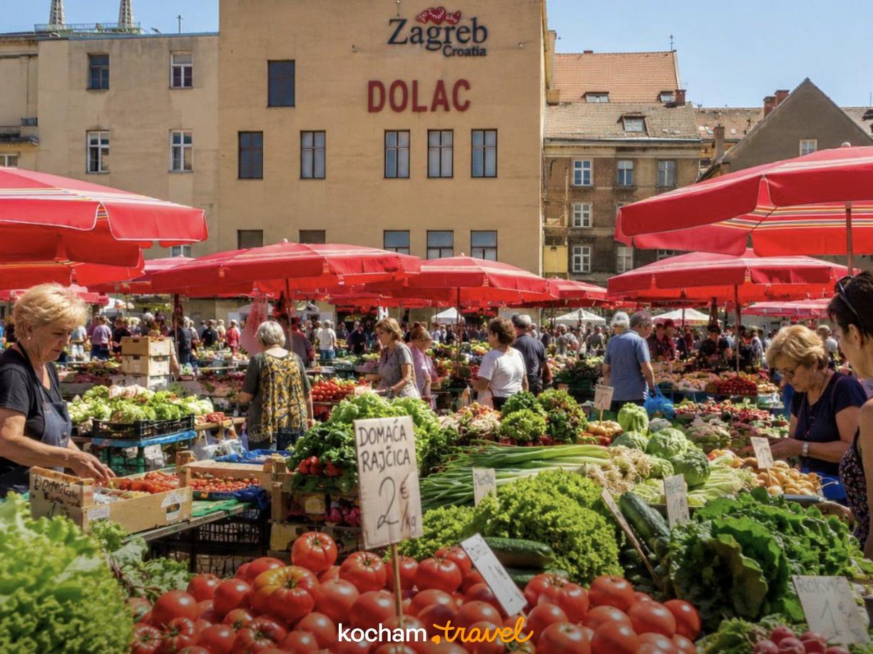Tętniący życiem rynek Dolac w Zagrzebiu ze świeżymi produktami.