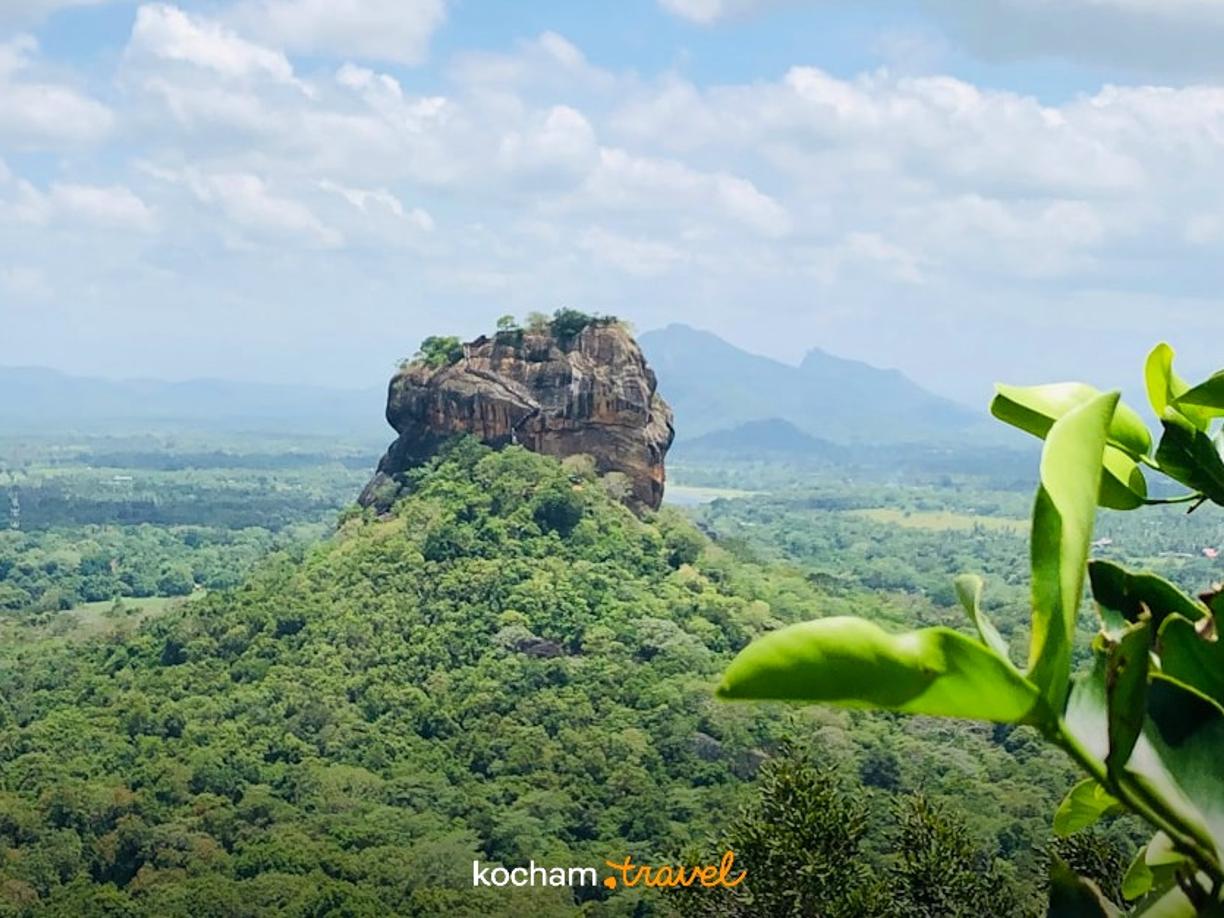 Panoramiczny widok na skałę Sigiriya i zieloną dżunglę Sri Lanki