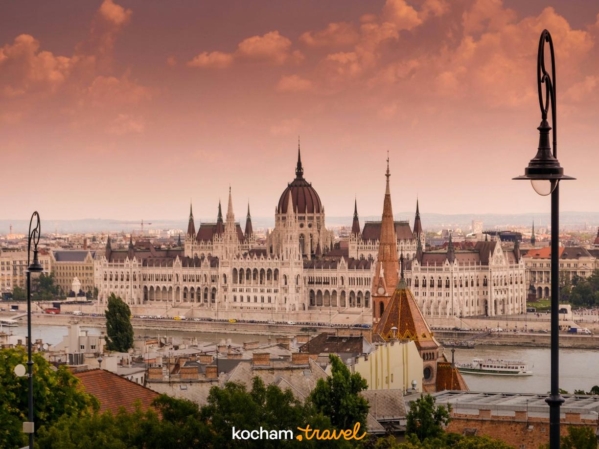 Panorama Budapesztu z Parlamentem Węgierskim i Dunajem o zachodzie słońca.