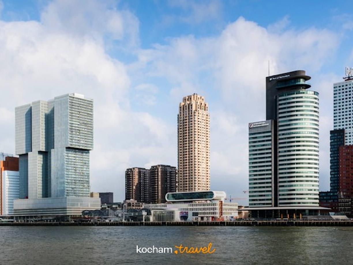 Nowoczesna panorama miasta Rotterdam z drapaczami chmur nad rzeką