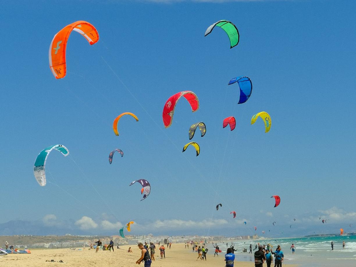 Kitesurfing i windsurfing na Dżerbie: Najlepsze spoty na wyspie