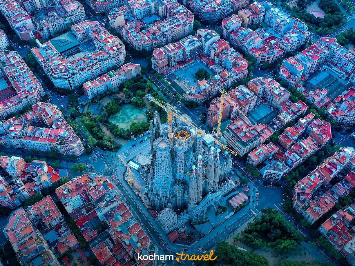 Barcelona: Sagrada Familia i kolorowe dachy z lotu ptaka.