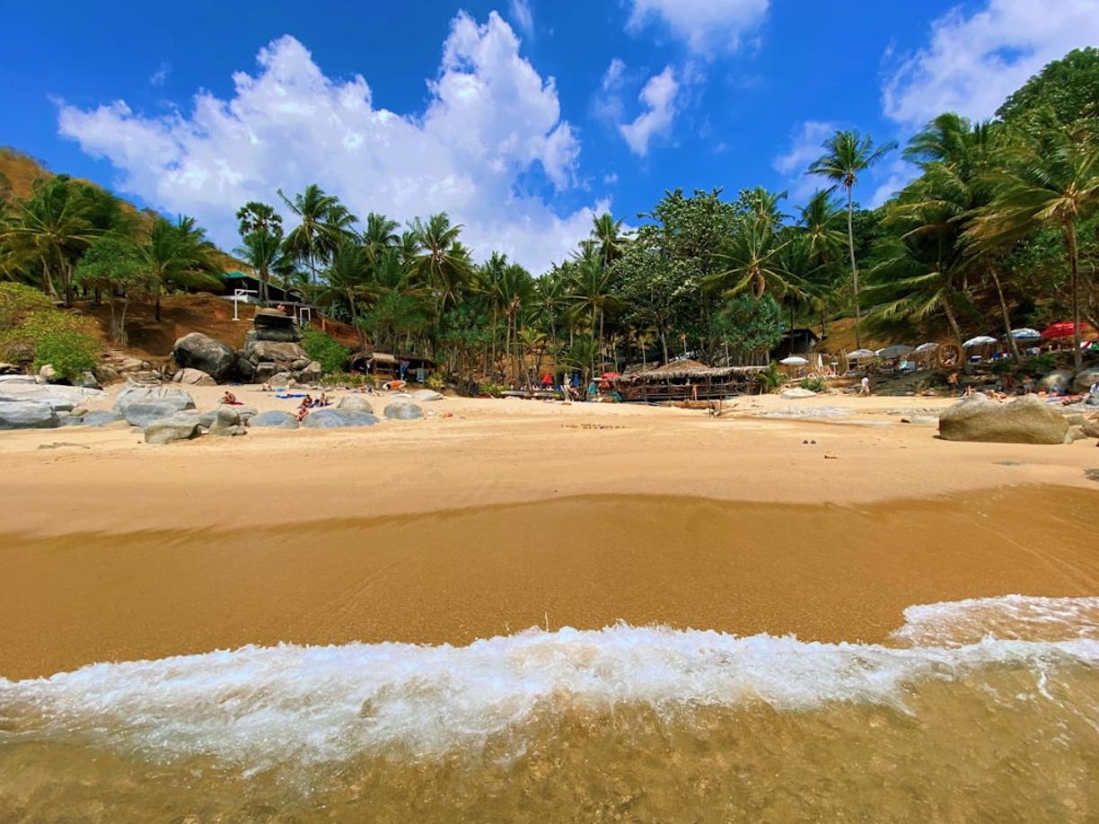 Tropikalna plaża z krystalicznie czystą wodą