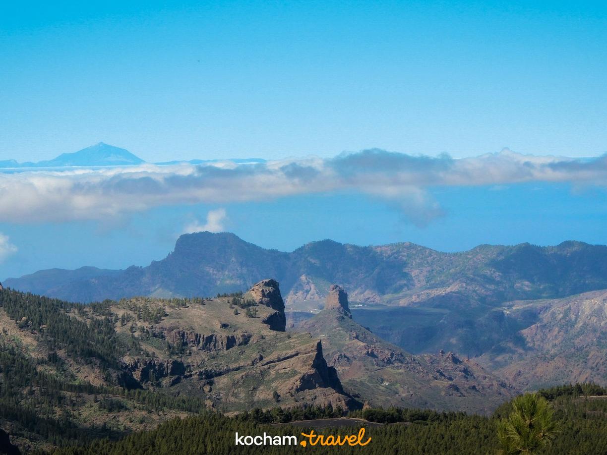 Słoneczny krajobraz Gran Canarii z Roque Nublo i wulkanem Teide.