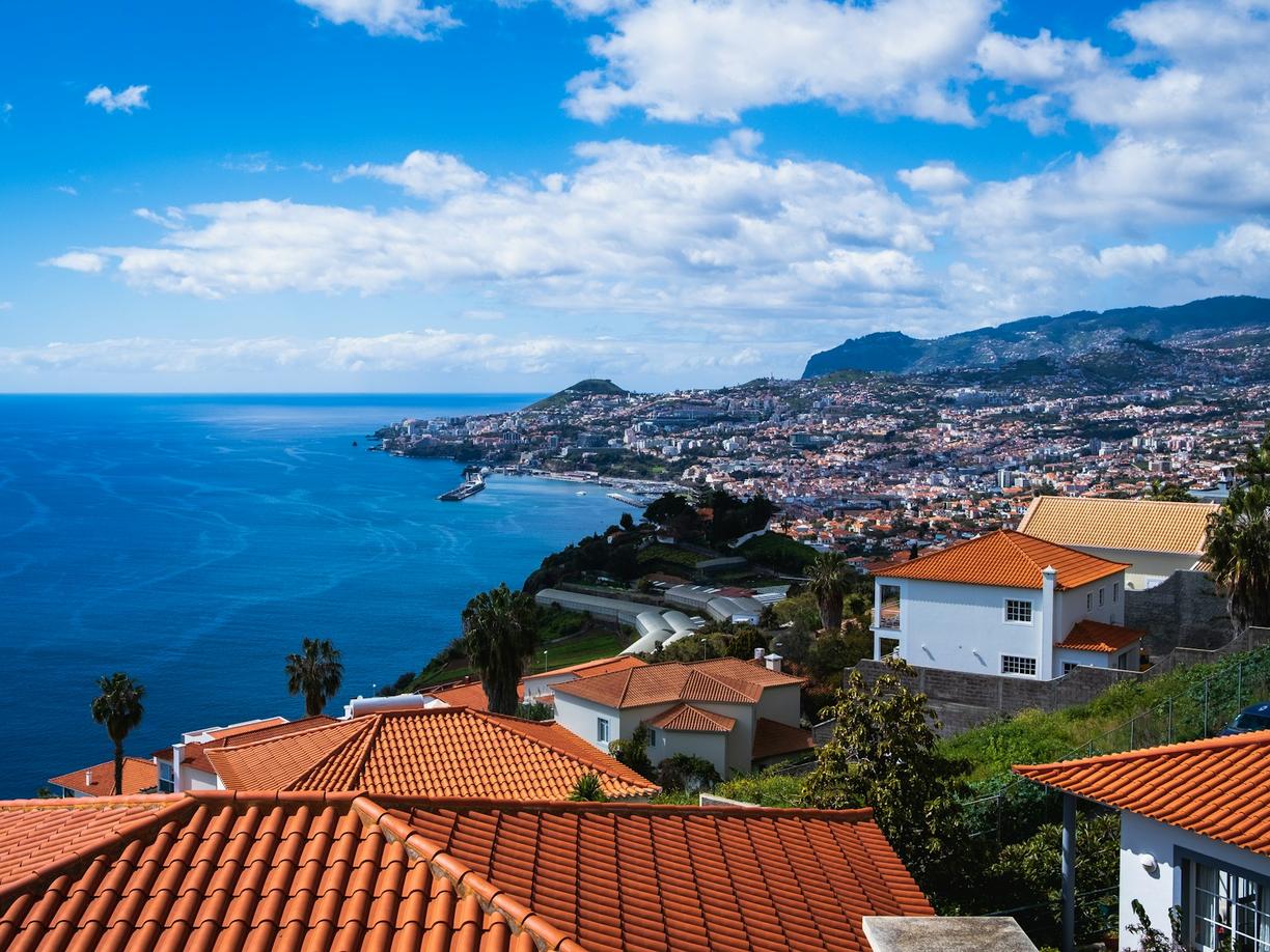 Portugalia. Jak poruszać się po Funchal i Maderze? Transport publiczny i wynajem samochodu