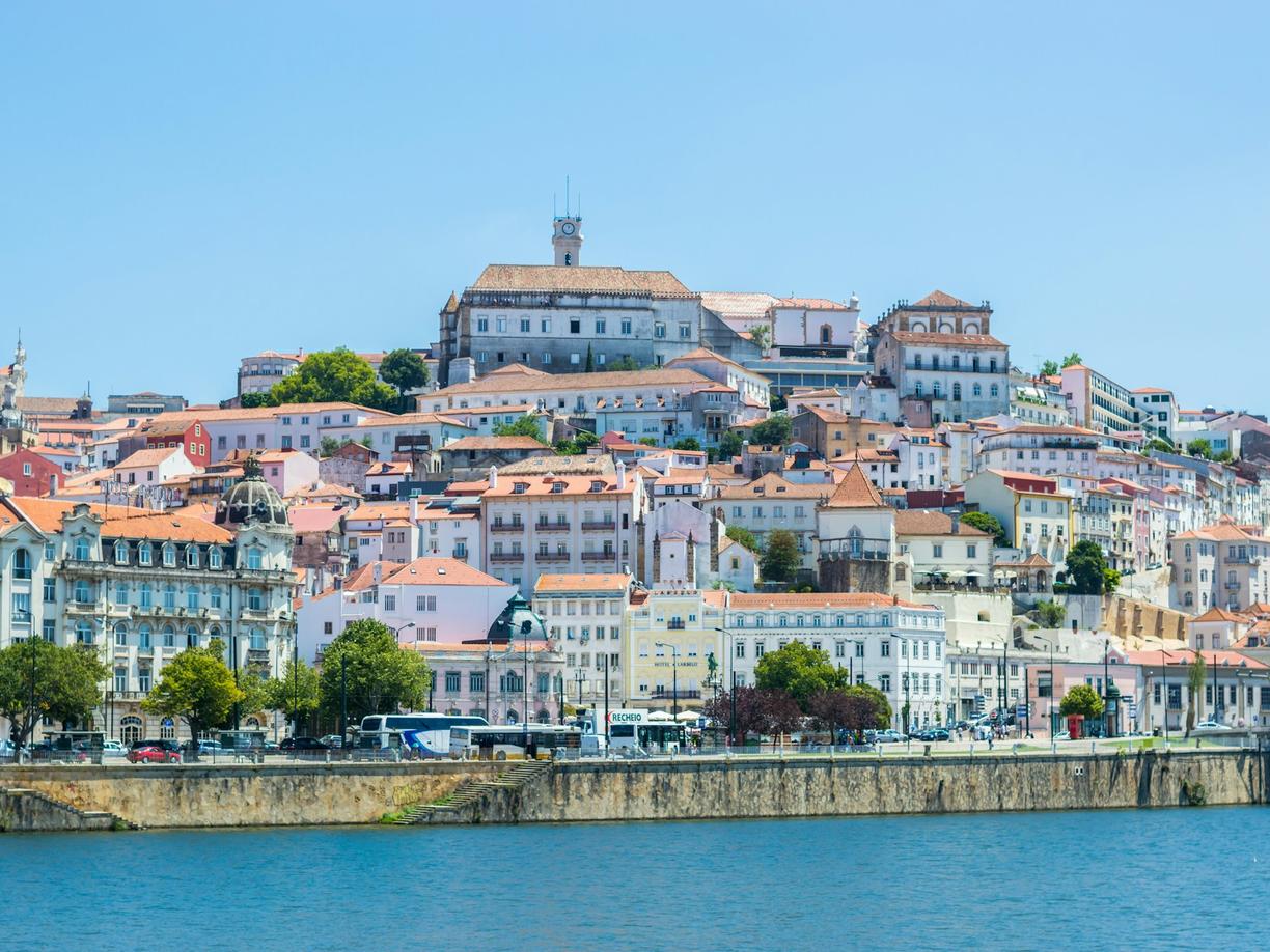 Uniwersytet w Coimbrze: przewodnik po najstarszej uczelni Portugalii i jej sekretach.