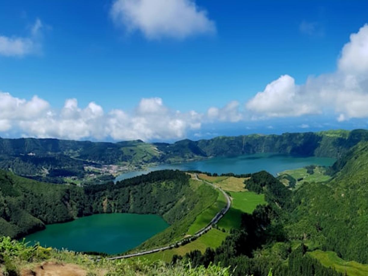 Panoramiczny widok na zielone jeziora kraterowe Sete Cidades Azory
