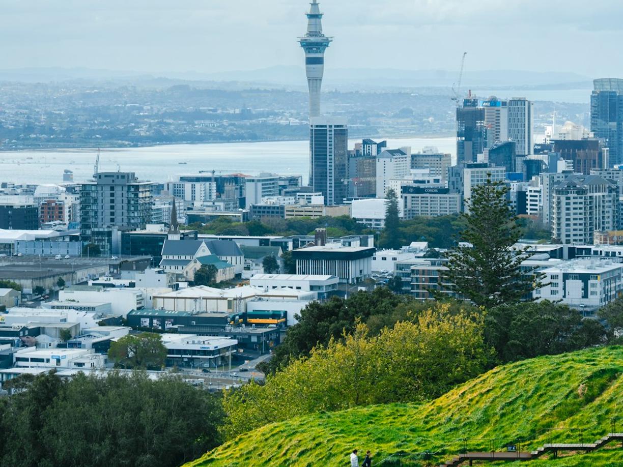 Ceny w Auckland 2025/26: Ile kosztuje wstęp na Sky Tower, obiad i transport?