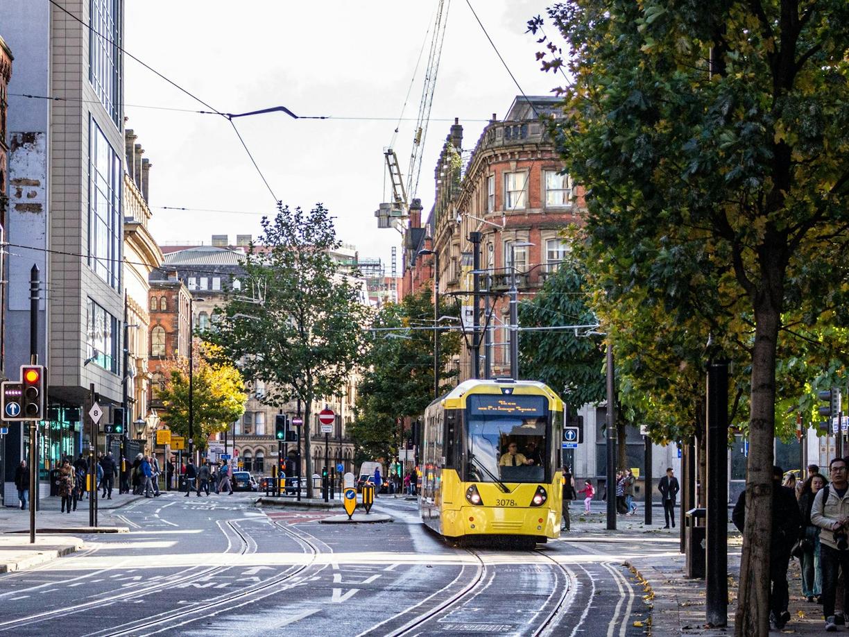 Manchester na rockowo: Przewodnik po kultowych miejscach muzyki niezależnej