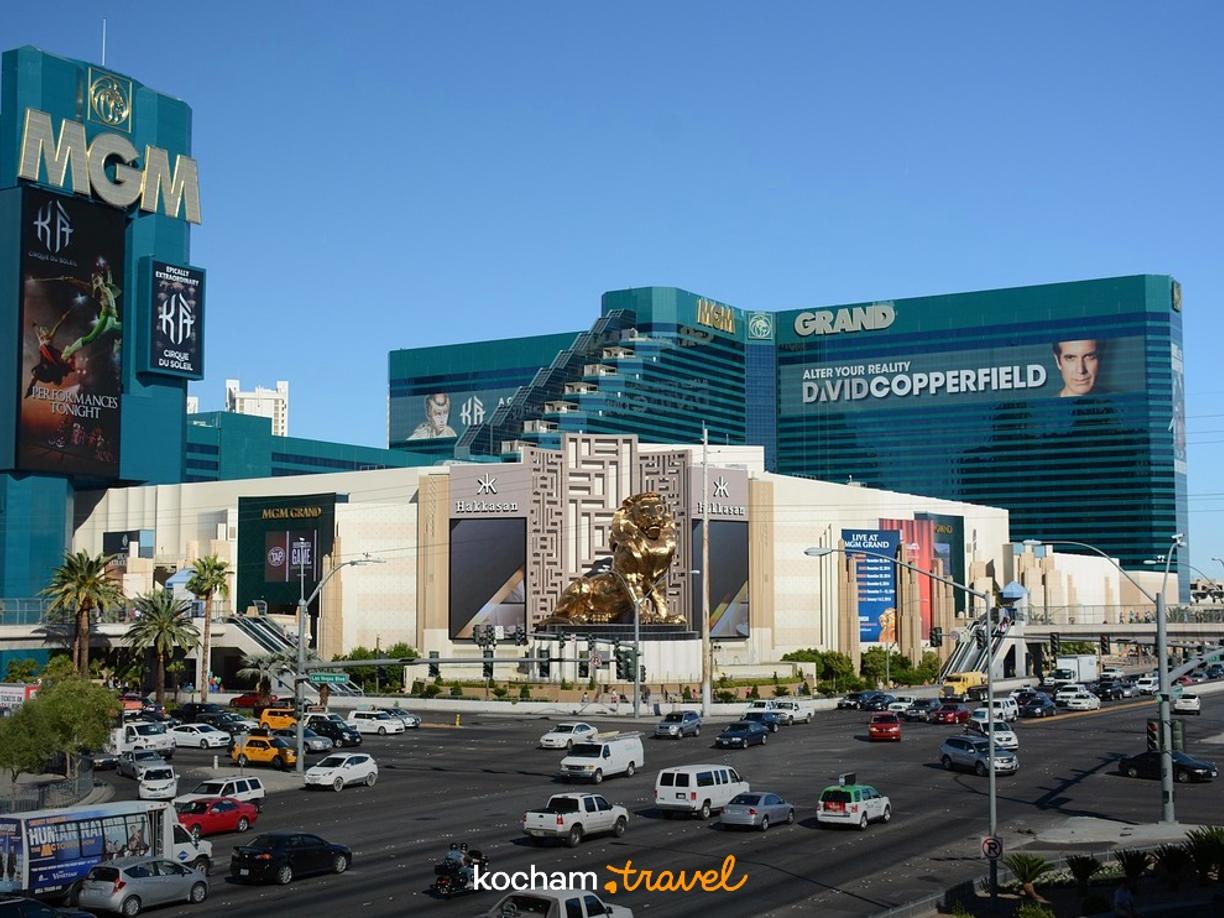 Las Vegas: hotel MGM Grand, złoty lew, ruch uliczny.