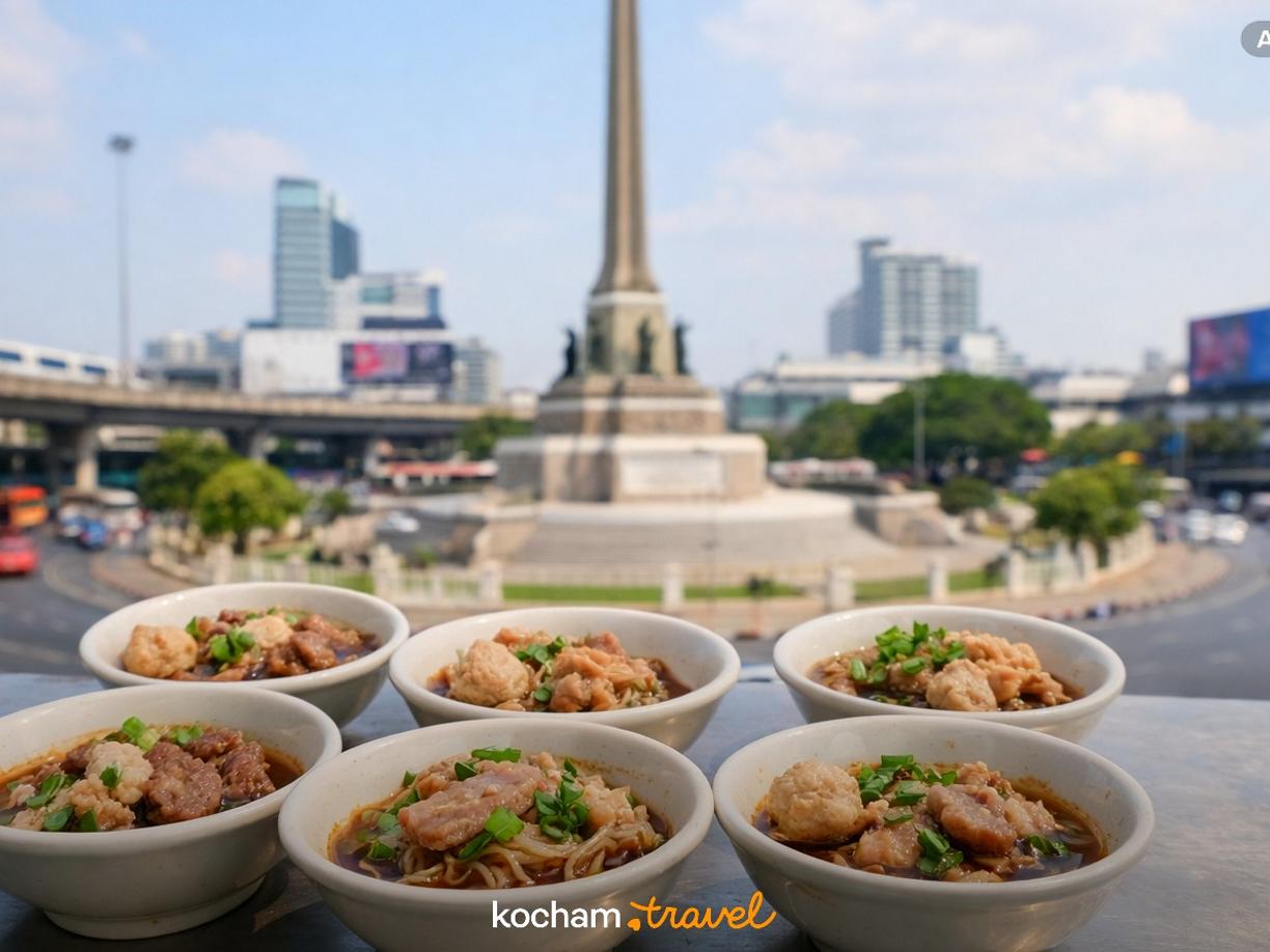 Ilustracja do tematu: Tajlandia. Fenomen boat noodles w Bangkoku. Dlaczego tradycyjna zupa z makaronem przy pomniku Zwycięstwa serwowana jest w miniaturowych miseczkach.