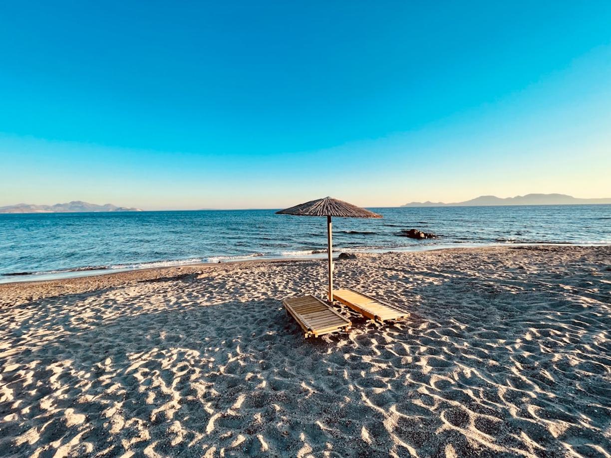 Piaszczysta plaża z krystalicznie czystą wodą w Kos, Grecja