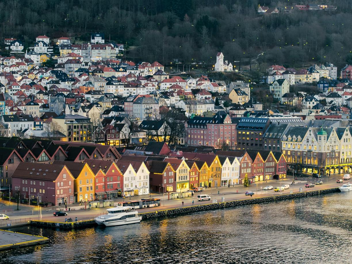 Norwegia. Bryggen w Bergen: Przewodnik po hanzeatyckich domach i ich ukrytych historiach