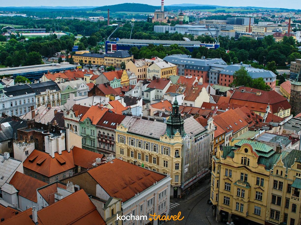 Panorama starego miasta z gęstą zabudową i czerwonymi dachami.