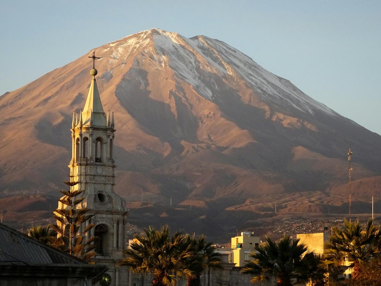Peru. Spacer po Arequipie: sekrety architektury z białego sillar.