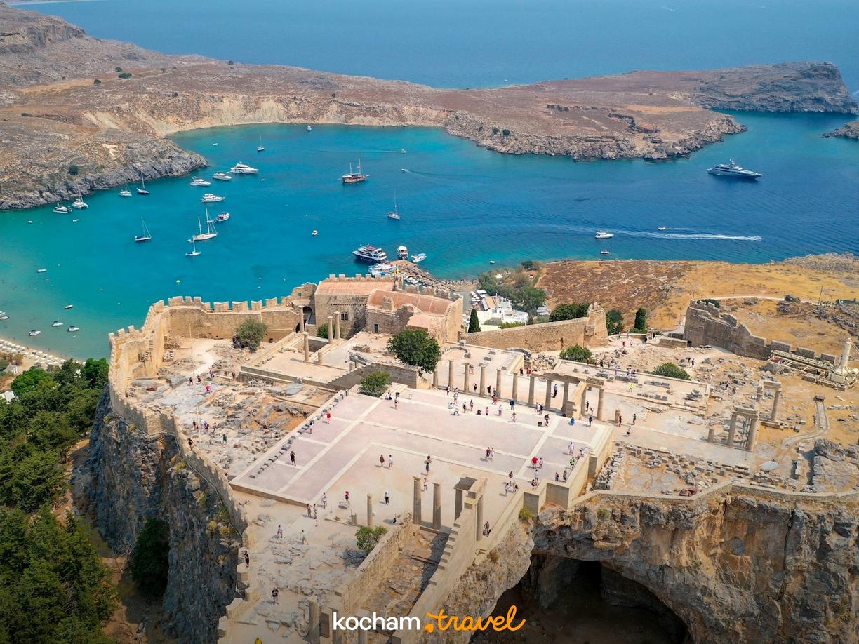 Starożytny Akropol w Lindos, piaszczysta plaża i turkusowe morze Rodos.