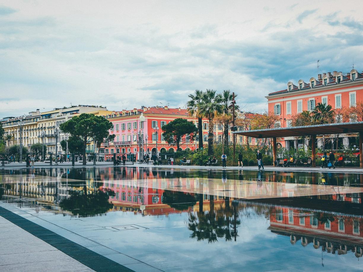 Francja. Co zwiedzić w Nicei? Wzgórze Zamkowe, Stare Miasto (Vieux Nice) i Promenada Anglików