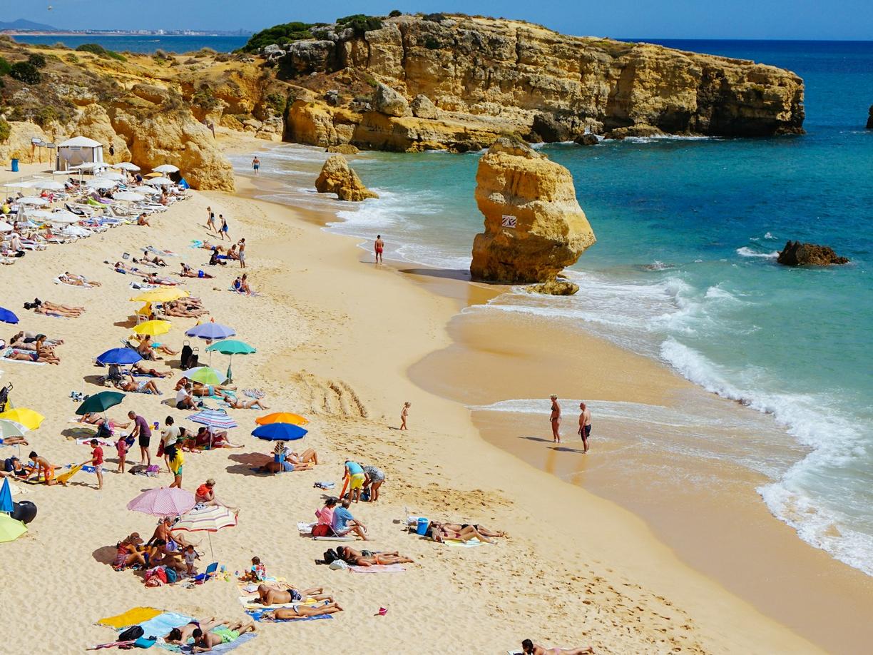 Portugalia. Aktywne wakacje w Albufeirze: Trekking po klifach, surfing i wycieczki rowerowe