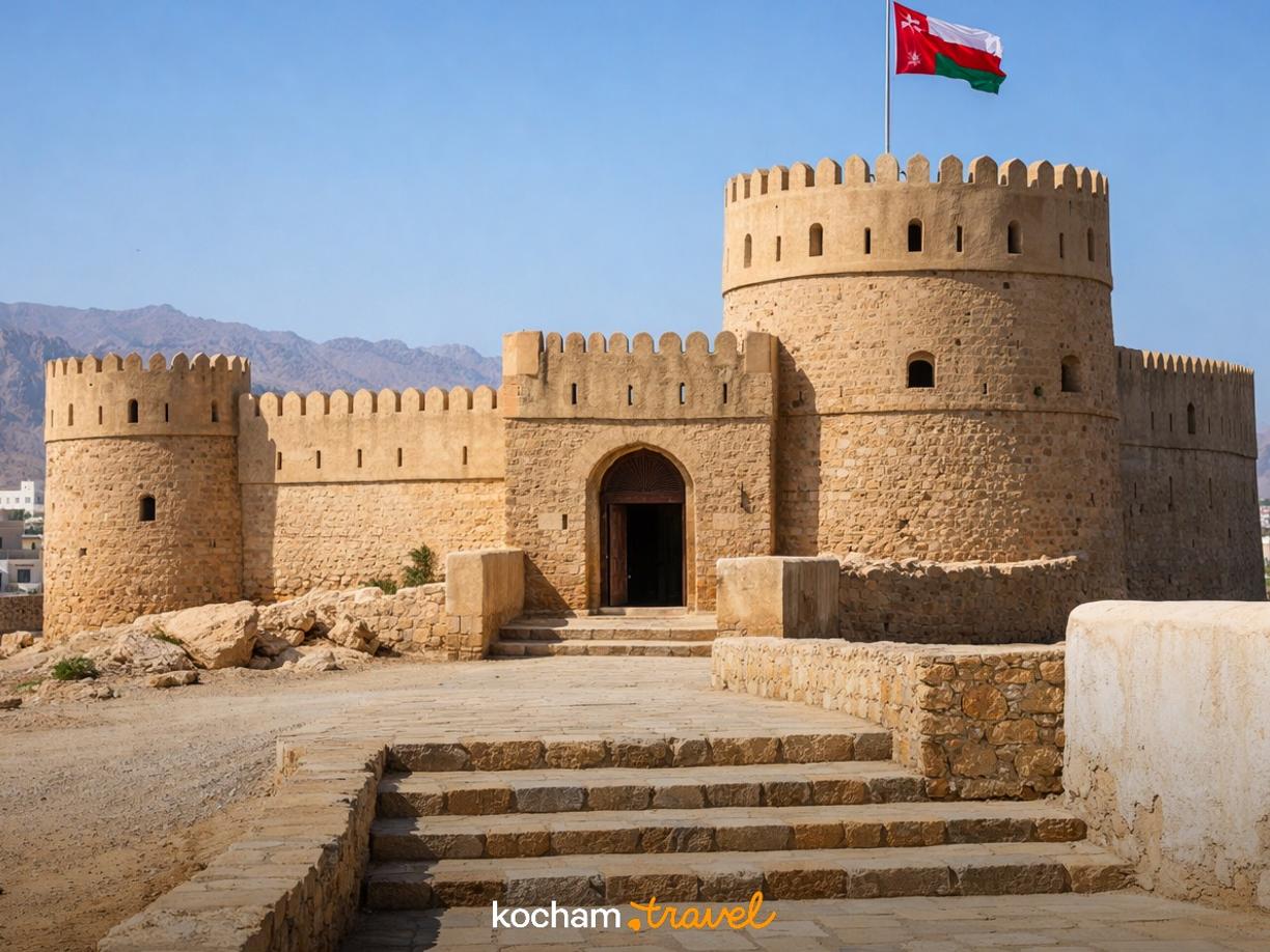 Ilustracja do tematu: Oman. Ceny biletów do historycznych fortów w Sur: ile zapłacisz za wejście do twierdzy Sunaysilah (od 0,5 do 2 OMR / ok. 5-20 PLN)?