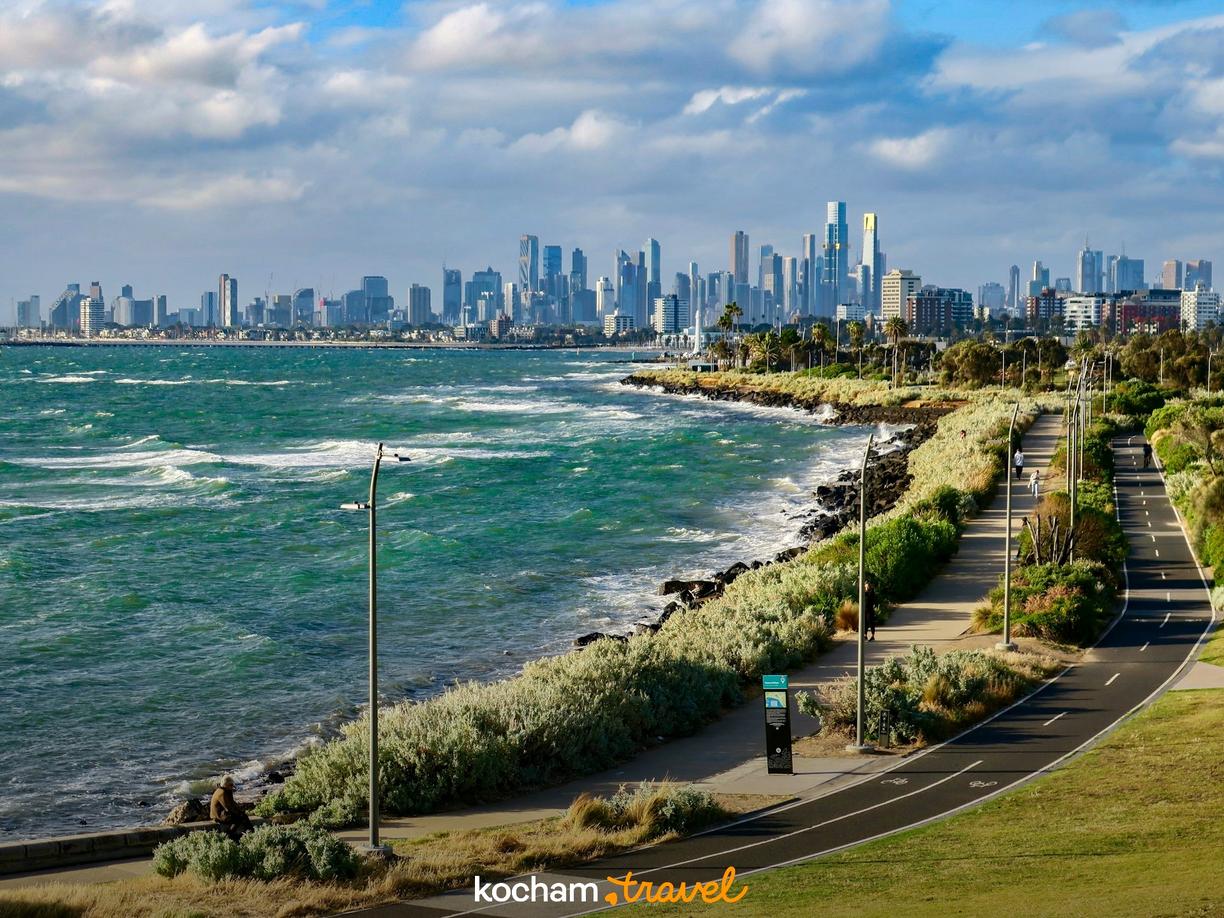 Panorama Melbourne, falujące morze, promenada i ścieżka rowerowa wzdłuż wybrzeża.