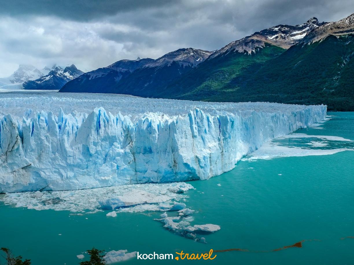 Potężny lodowiec Perito Moreno w Argentynie, turkusowe wody, skaliste góry.