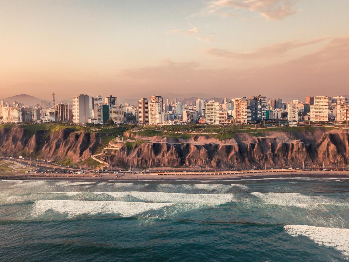 Peru. Surfing dla początkujących w Limie: Najlepsze szkółki na plaży Makaha