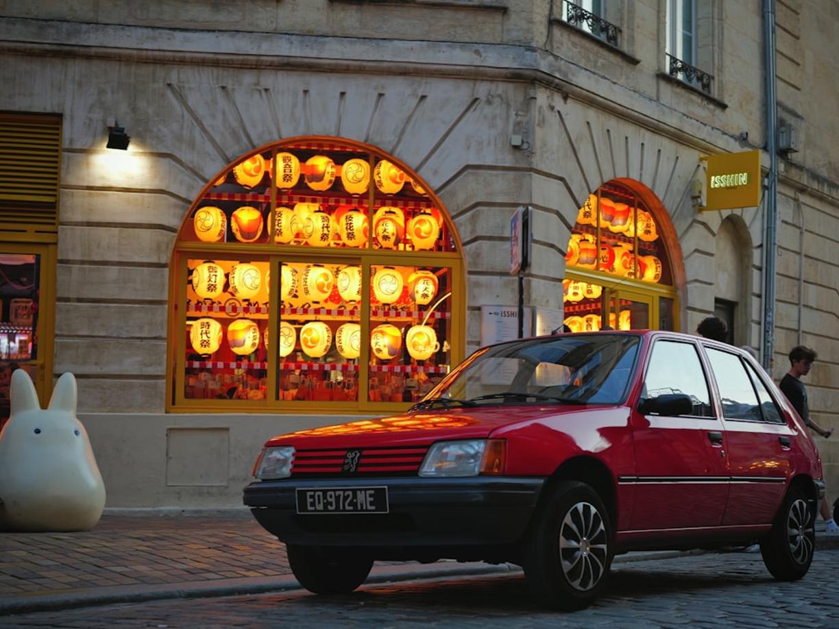 Ceny w Bordeaux 2025/26: Ile kosztuje kieliszek wina, zwiedzanie winnicy i obiad?