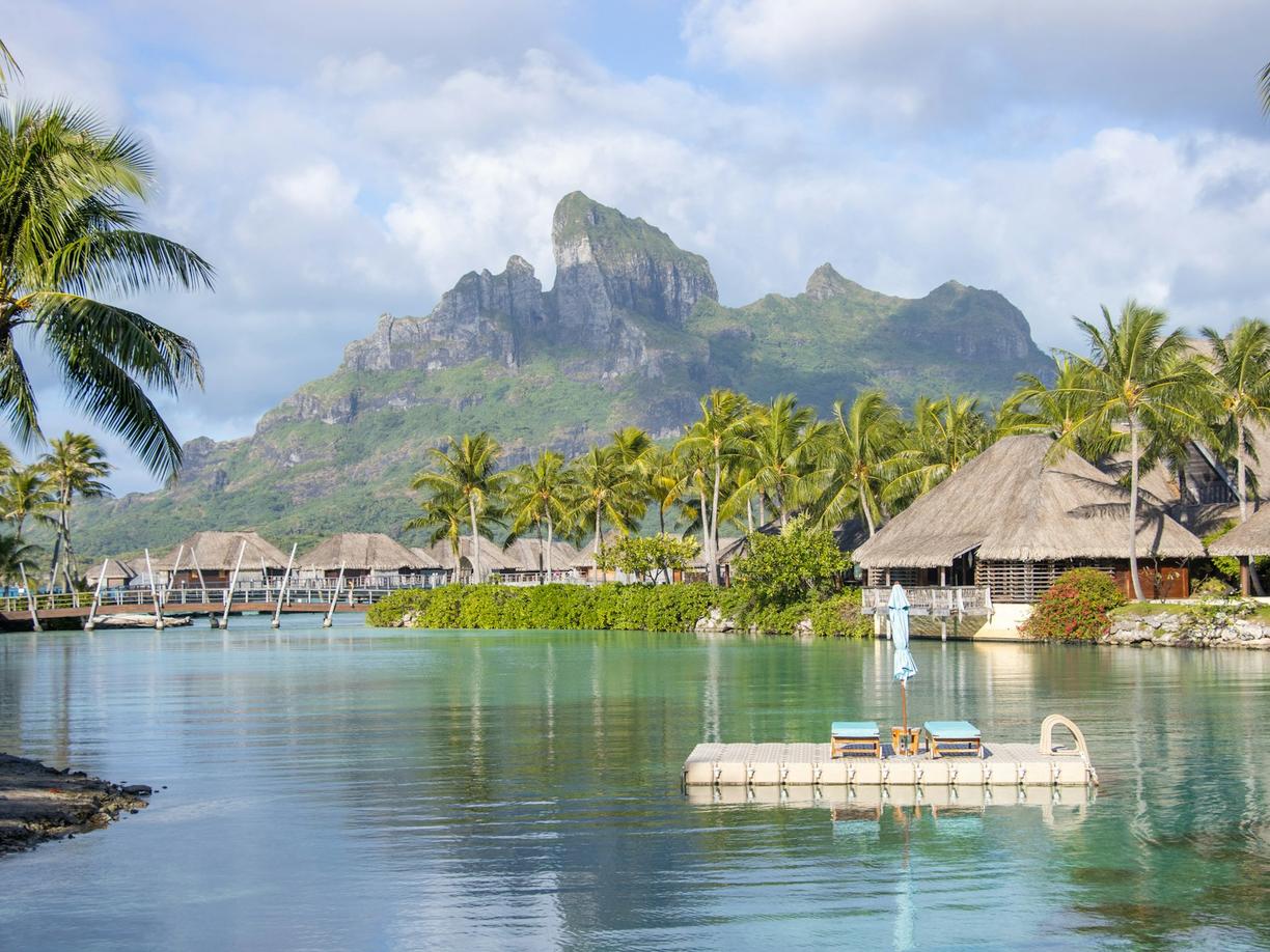 Bora Bora poza pocztówką: co naprawdę oferują luksusowe wille na wodzie?